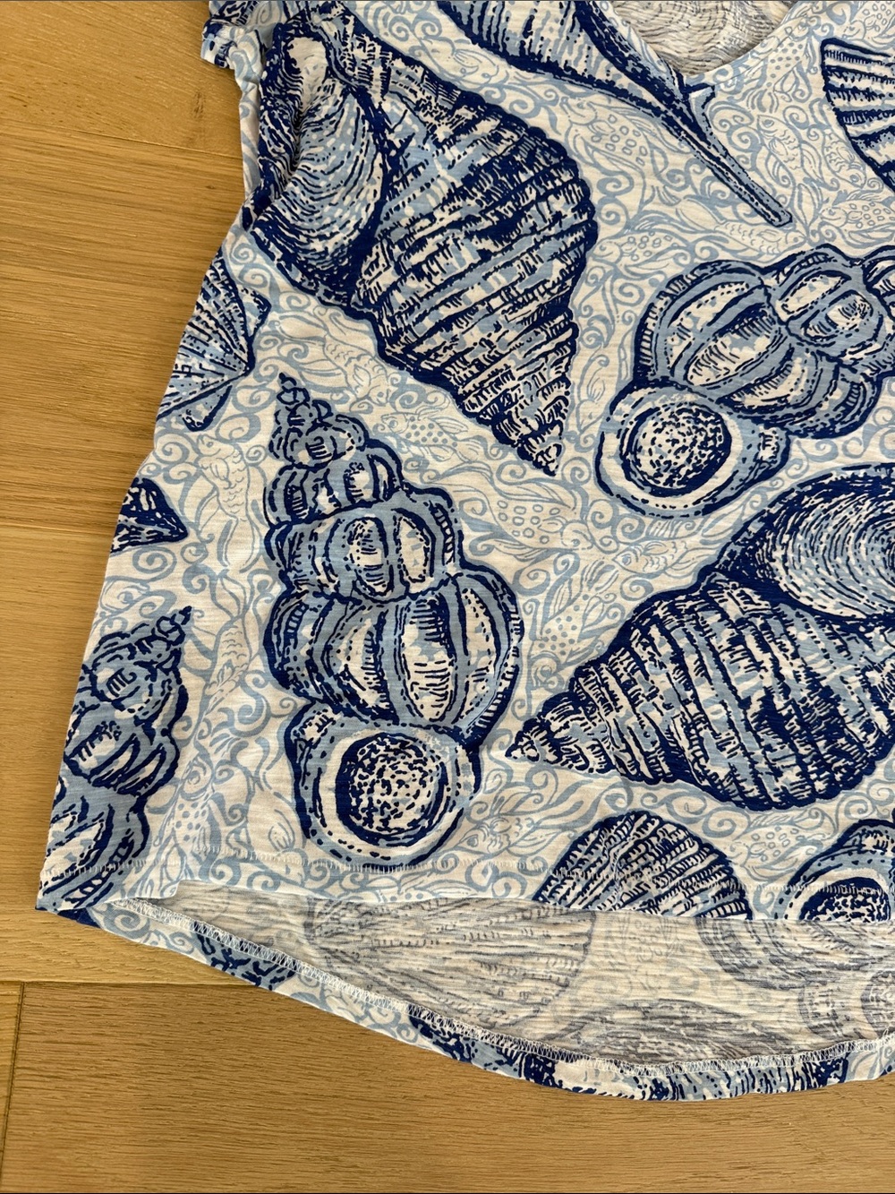 Lilly Pulitzer Short Sleeve V-Neck Blue & White Seashell Pattern Women’s Tee xs - Picture 6 of 12